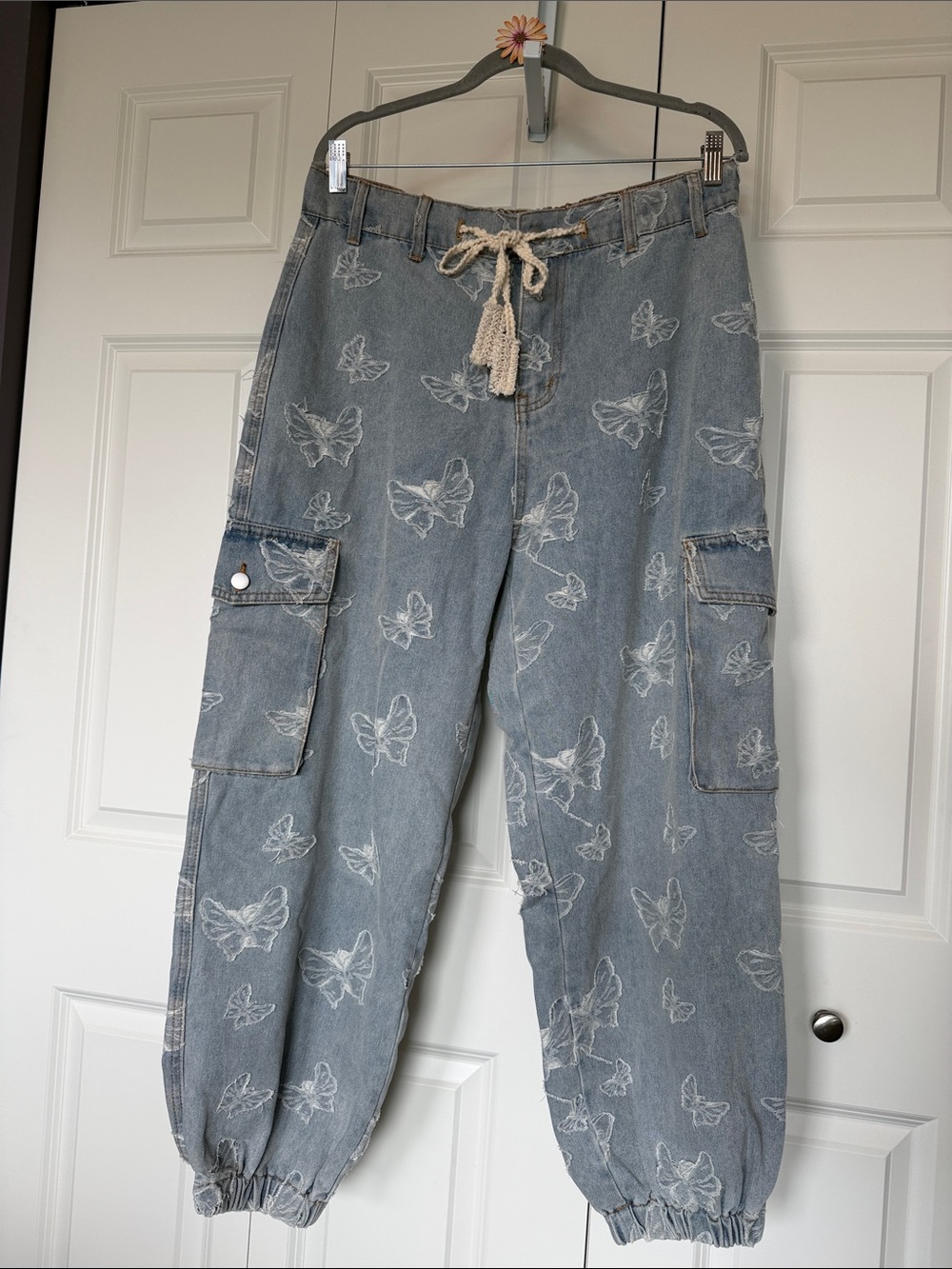 POL Women's High-Rise Light Wash Denim Cargo Jeans with Butterfly Embroidery Med